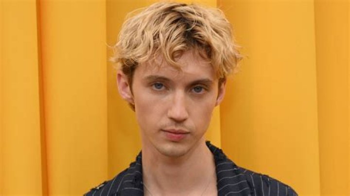Troye Sivan's pet Nash